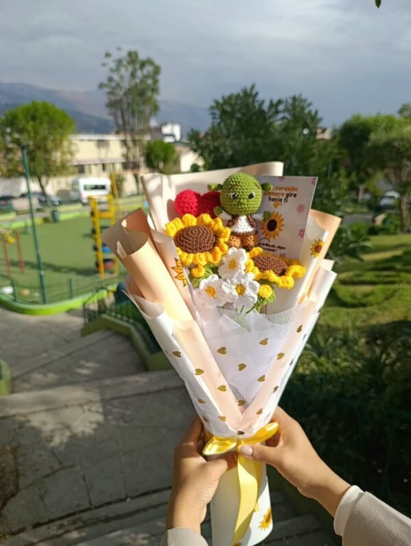 WhatsApp Image 2026-09-15 at 8.06.15 PM (1) Ramo Girasol Encantado